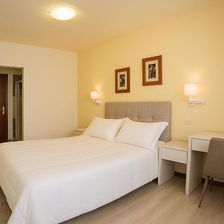 Elara Hotel Viveiro Buitenkant foto